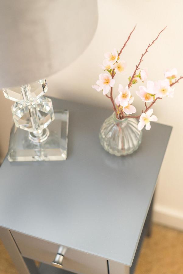 Elegant 2 Bedroom City Centre Apartment - Free Parking - Private Balcony EDI Eksteriør billede
